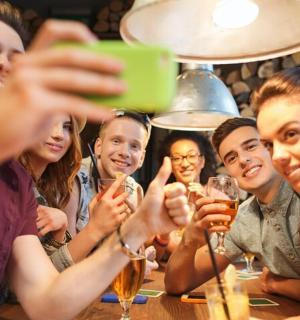 一群人坐在桌边喝酒