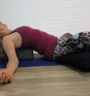 一名女子躺在地板上做俯卧撑