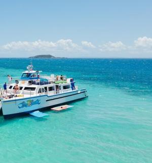 一群人在水中的船上