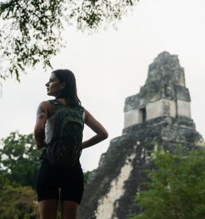 站在金字塔前的女人