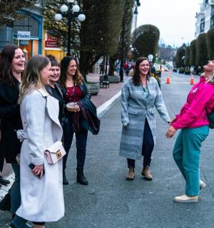 一群妇女站在街上