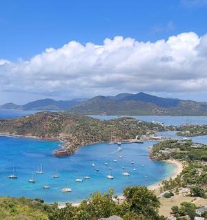 Letecký pohled na zátoku s loděmi ve vodě