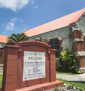 kostel s cedulí před ním