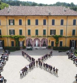 一群摩托车停在一栋建筑物前