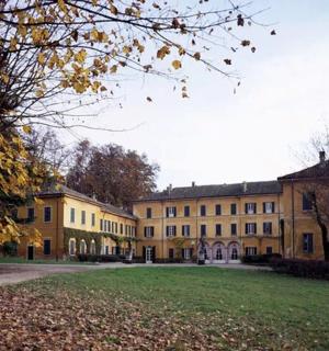 velká budova s travnatým polem před ní