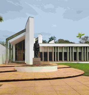 一座前面有雕像的建筑