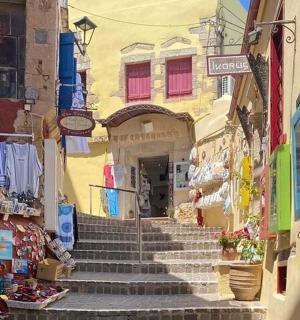 ulička se schody vedoucími k budově