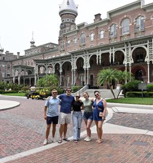 skupina lidí stojících před budovou