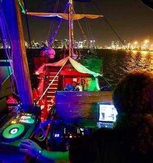 osoba na lodi ve vodě v noci