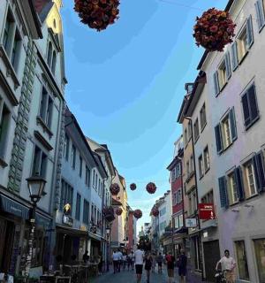 一群人走在有建筑物的街道上