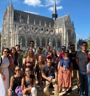 一群人在建筑物前摆姿势