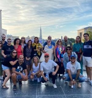 一群人在屋顶上摆姿势拍照