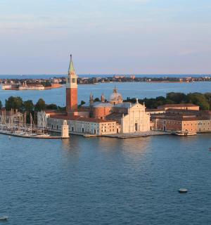 大片水域中间的岛屿