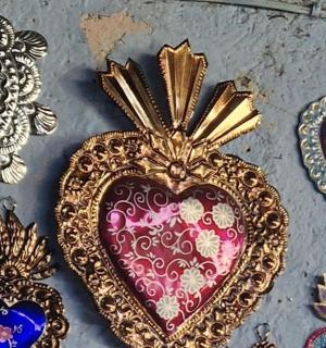 墙上的一组心形别针