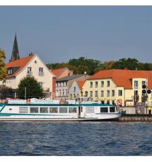 一艘船停靠在建筑物旁边的水中