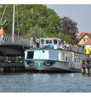 一艘画着眼睛的船停在水中