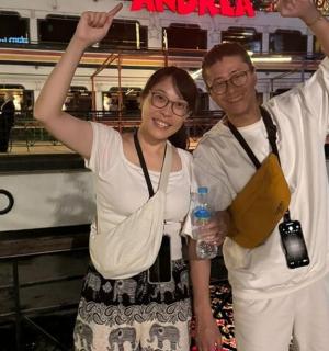 一名男子和一名女子站在火车旁边