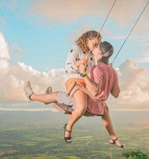 两个人在空中荡秋千