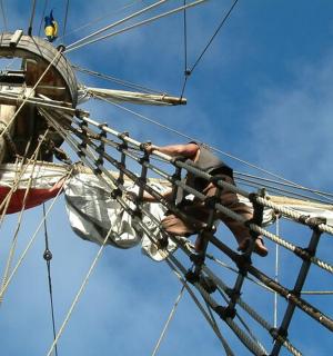 一名男子爬上海盗船的索具