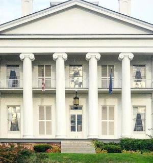 一座白色大房子,顶部有柱子