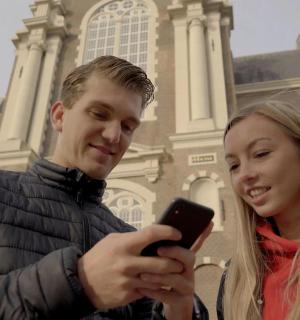 一名男子和一名女子正在看手机