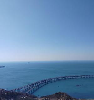 水上桥梁的鸟瞰图