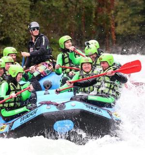 grupp inimesi parvel lumes