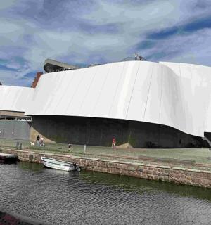 水域旁边的一座白色大楼