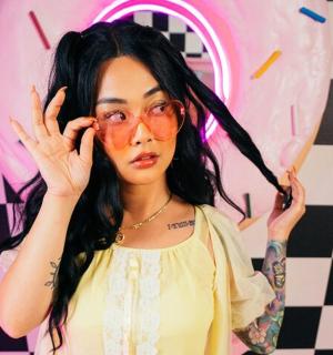 žena s brýlemi stojící v místnosti