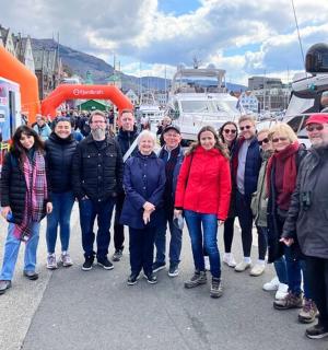 一群人在船上摆姿势拍照