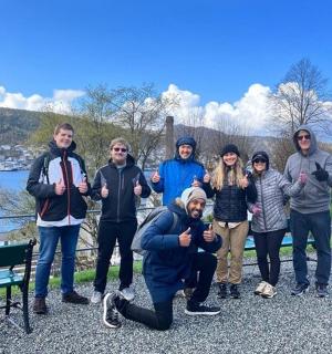 一群人在水边摆姿势拍照