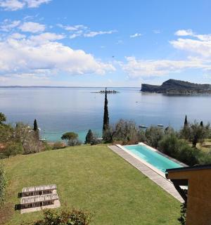 ein Haus mit Blick auf ein Gewässer