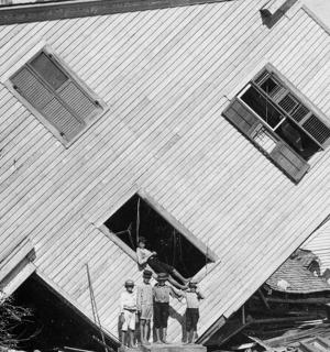 一群孩子站在屋外