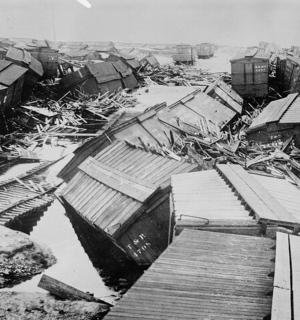 一张村庄和建筑物的黑白照片