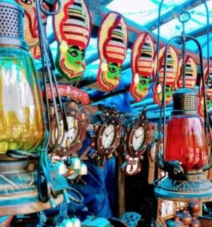 eine Ausstellung bunter Glaslampen in einem Geschäft