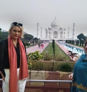两名女子站在泰姬陵前