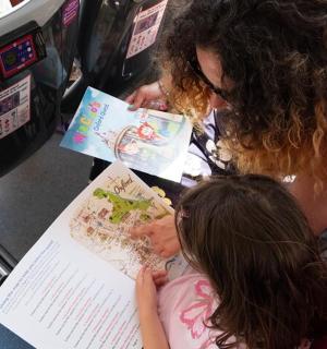 一位妇女和一个小女孩在读书