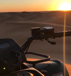 kamera na sedadle motorky v poušti
