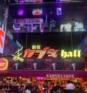 霓虹灯招牌餐厅里的人群