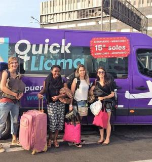 一群妇女站在一辆紫色卡车前