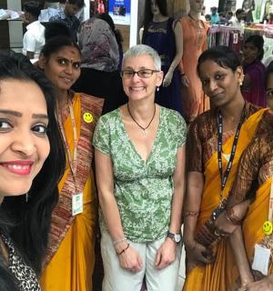 一群妇女站在商店里