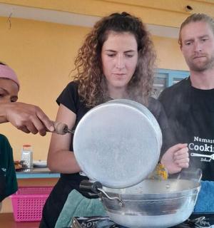 两个女人和一个男人在厨房准备食物