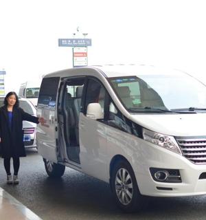 一名女子站在一辆白色货车旁边