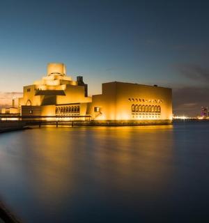 budova vedle vodní plochy v noci