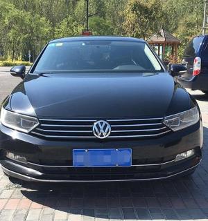 一辆黑色汽车停在停车场