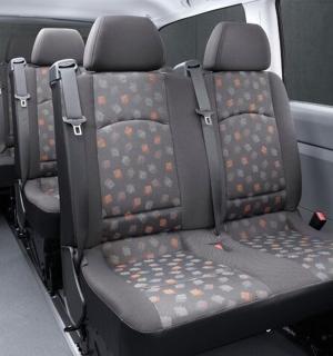 una vista dels seients posteriors d'un tren