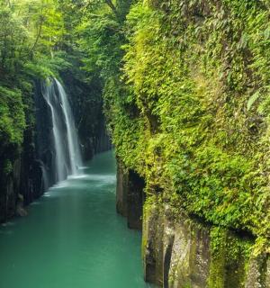 et vandfald midt i en flod