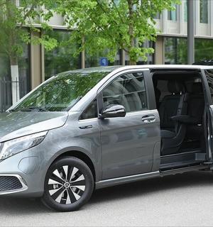 Stříbrná dodávka parkuje na městské ulici