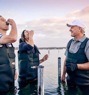 两名男子和一名女子站在水中