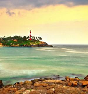 maják na malém ostrově ve vodě